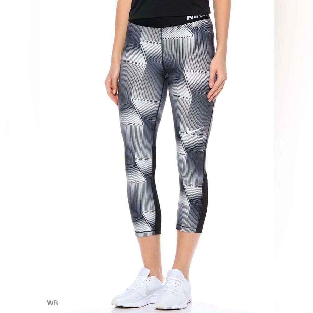 NWT Womens Nike Pro Cool DRI-FIT Capri Training Pants Leggings White Black sz M